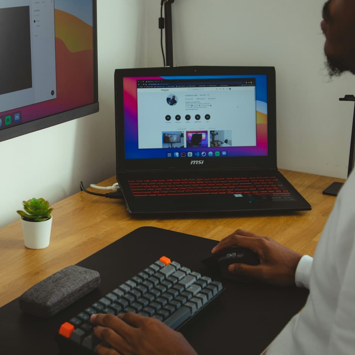 Donkere laptop op een minimale werkplek.