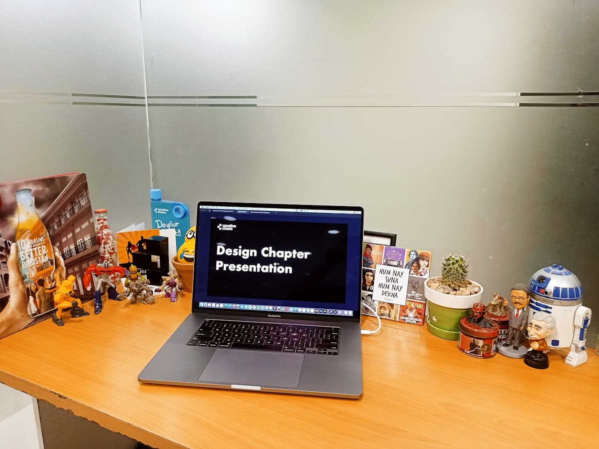 Laptop en notitieblok op een houten bureau.